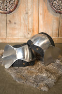 Medieval poleyns, knee cops with rondels, 1.6 mm