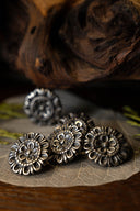 Garniture de ceinture motif floral (ensemble de 5), 16e siècle, bronze