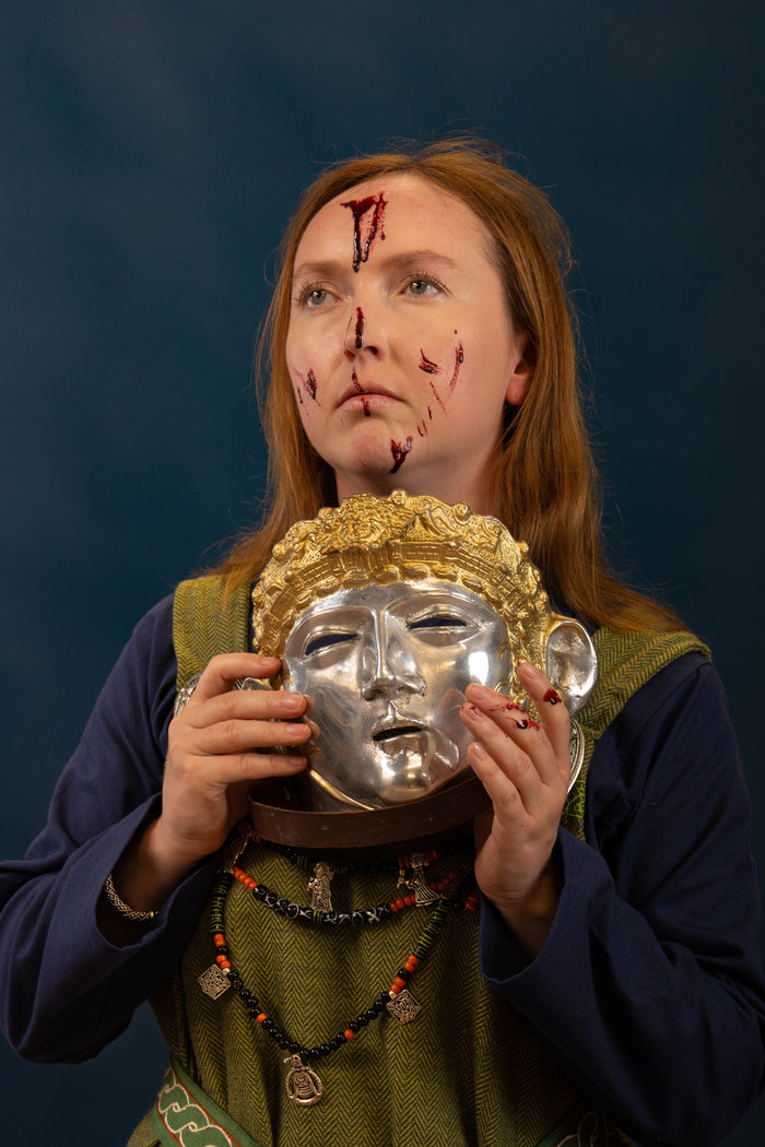De Gemaskerde Zieneres: Transformatie en Trance