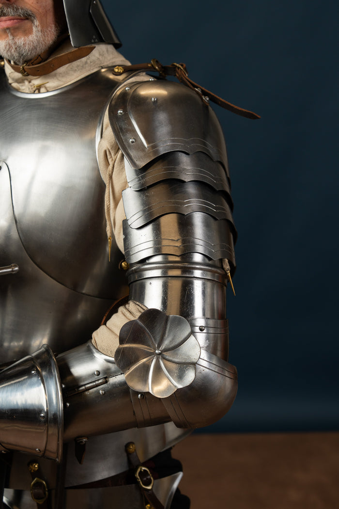 Rerebrace: bovenarmbescherming in middeleeuws harnas