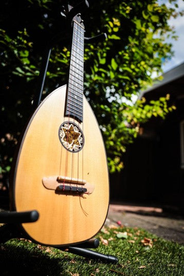 De lutekulele van Mishka: muziek voor LARP en re-enactment
