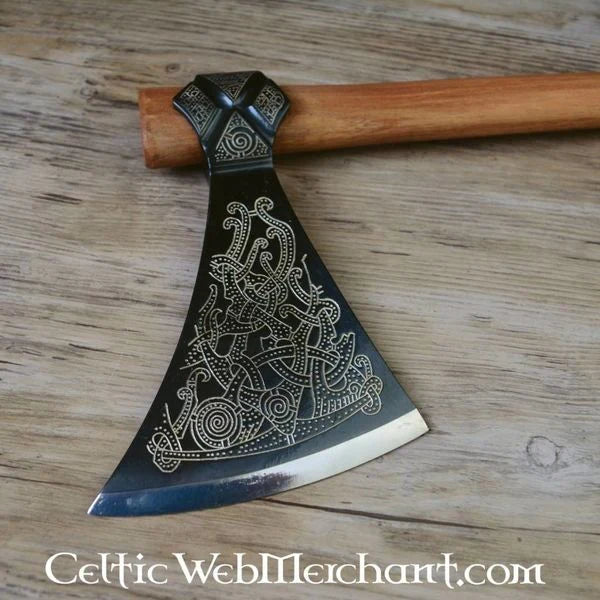 Viking bijl met decoraties in de Mammenstijl