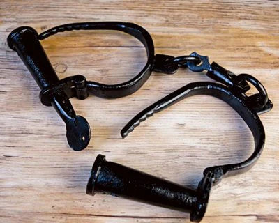 Middeleeuwse handboeien en kerker artikelen