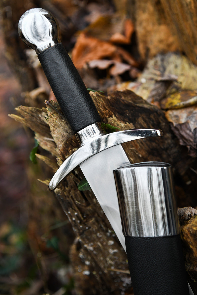 Średniowieczny sztylet quillon, półostry