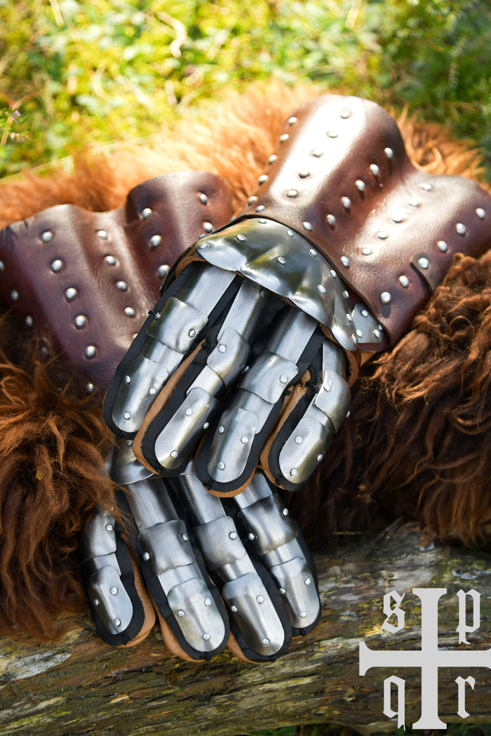 Armored gloves Visby detail pictures