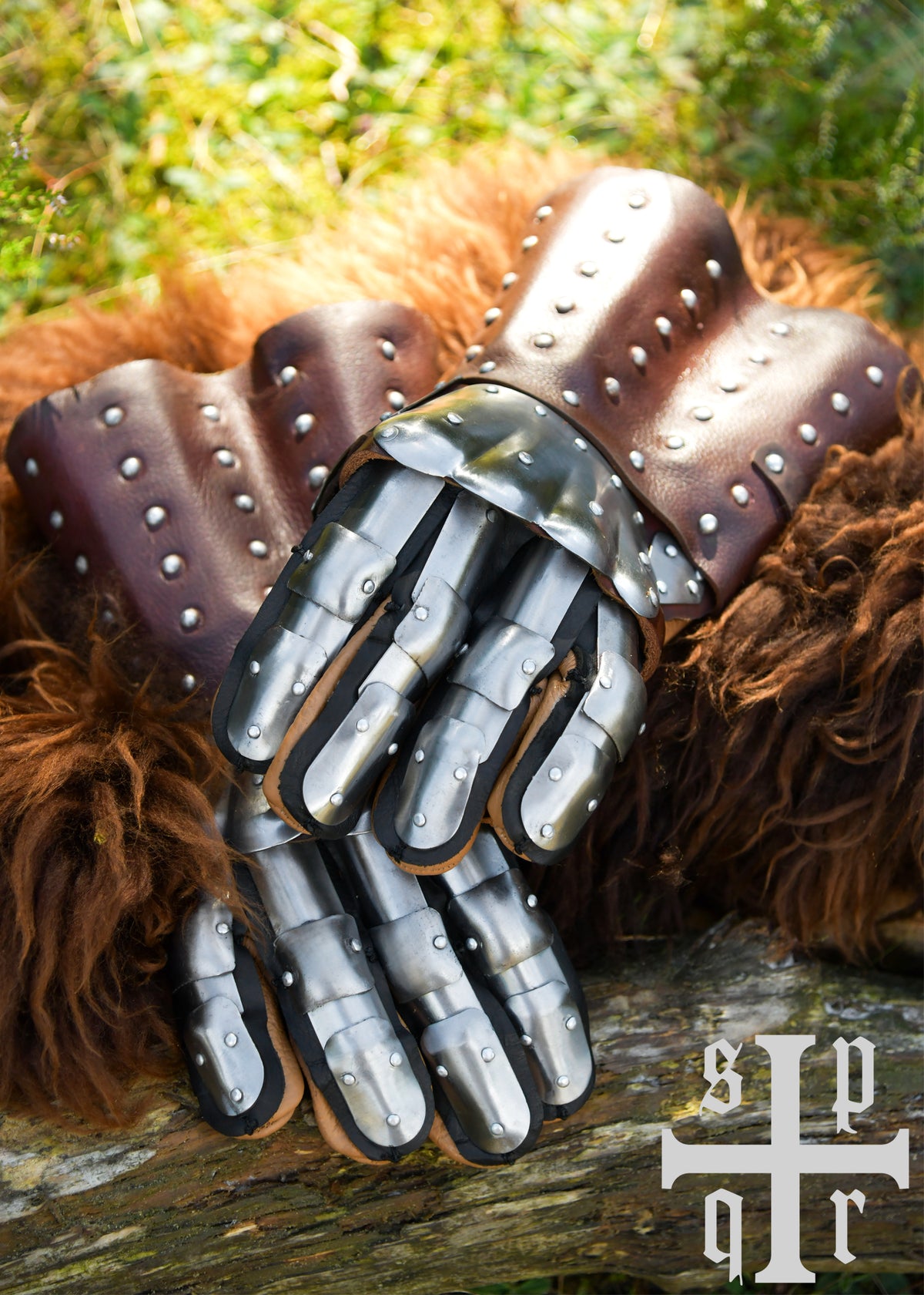 Armored gloves Visby detail pictures