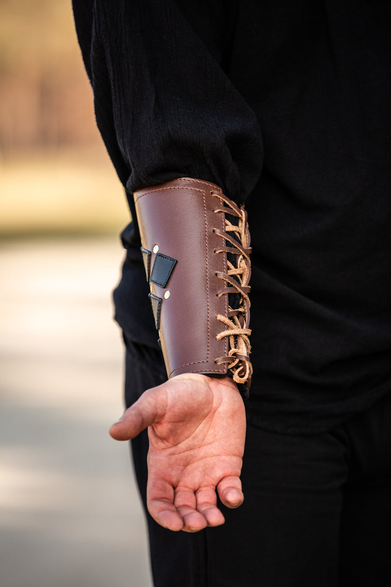 Pius läderbracers, underarmsskydd, bruna
