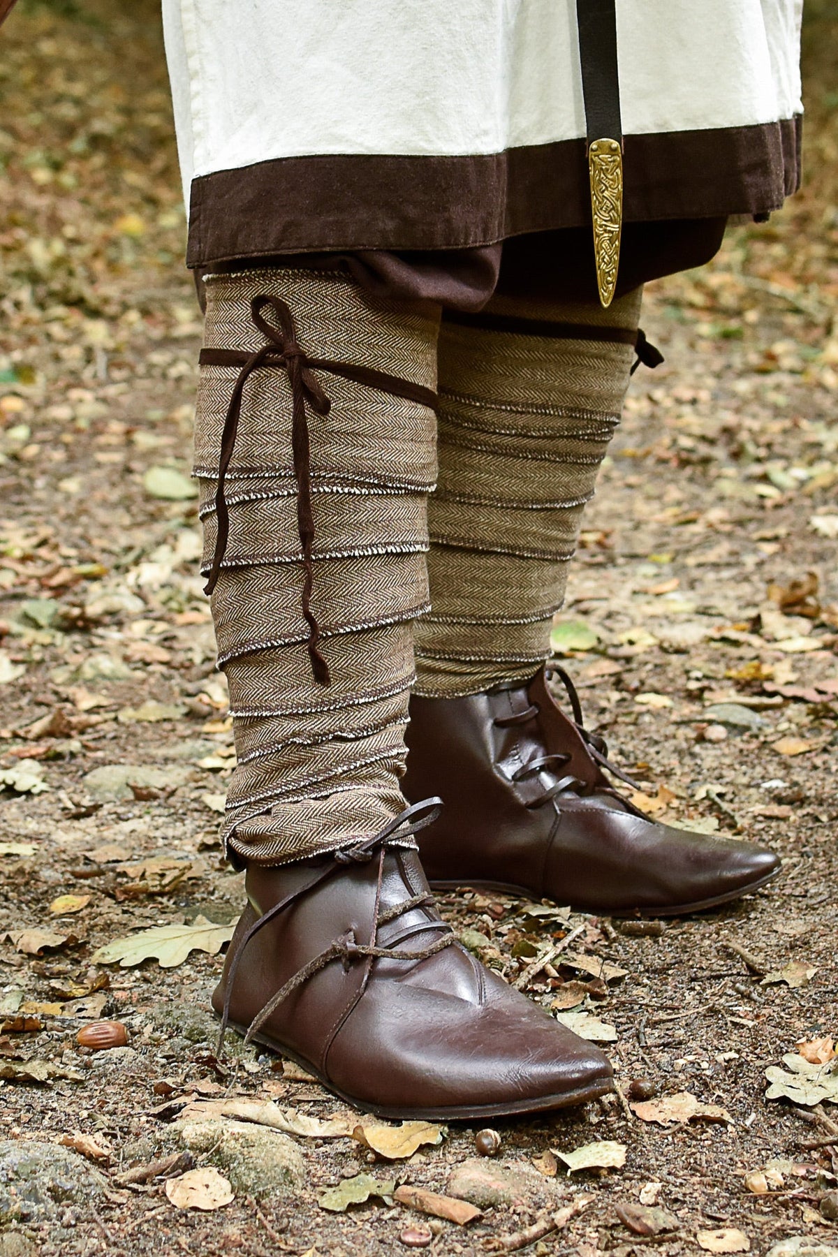 Leg wrappings with herringbone motive, blue