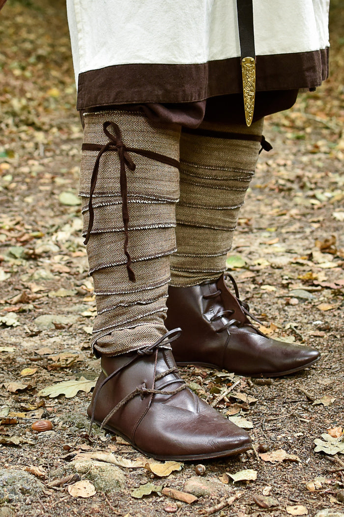 Leg wrappings with herringbone motive, blue