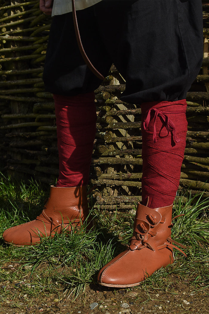 Leg wrappings with herringbone motive, red
