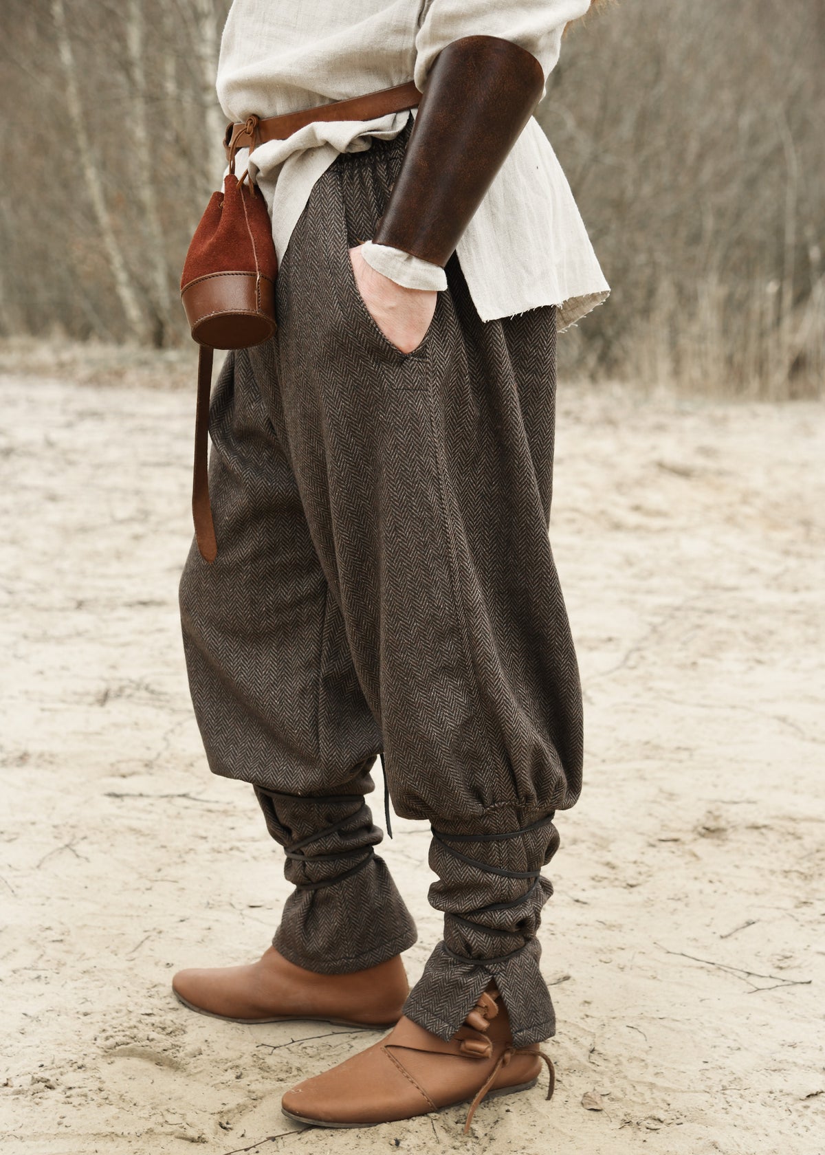 Vikingbroek Tjore, visgraatmotief, wolmix, bruin