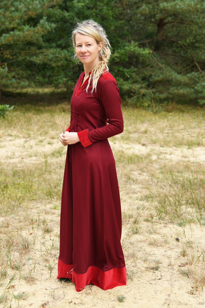 Jurk Meira met fluwelen details, wijnrood