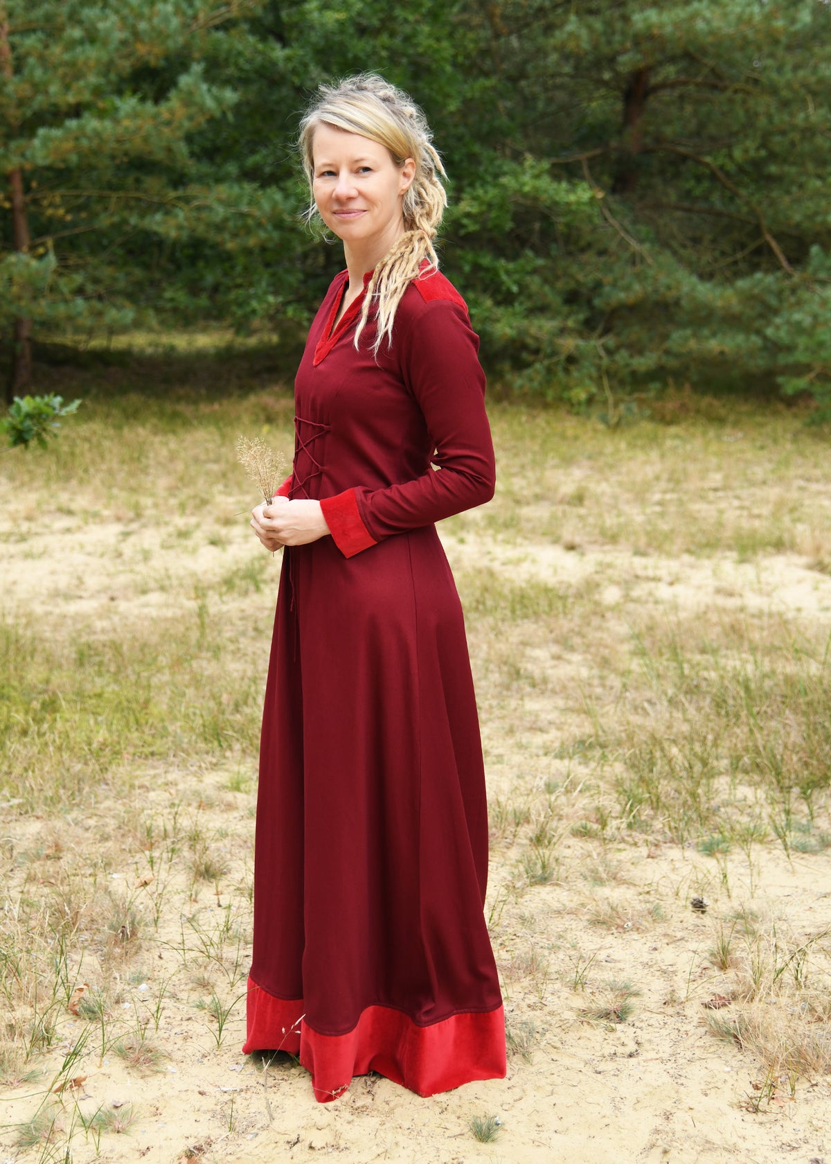 Jurk Meira met fluwelen details, wijnrood