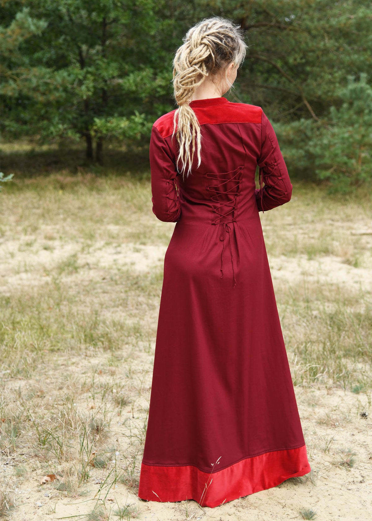 Jurk Meira met fluwelen details, wijnrood