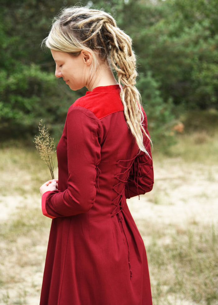 Jurk Meira met fluwelen details, wijnrood