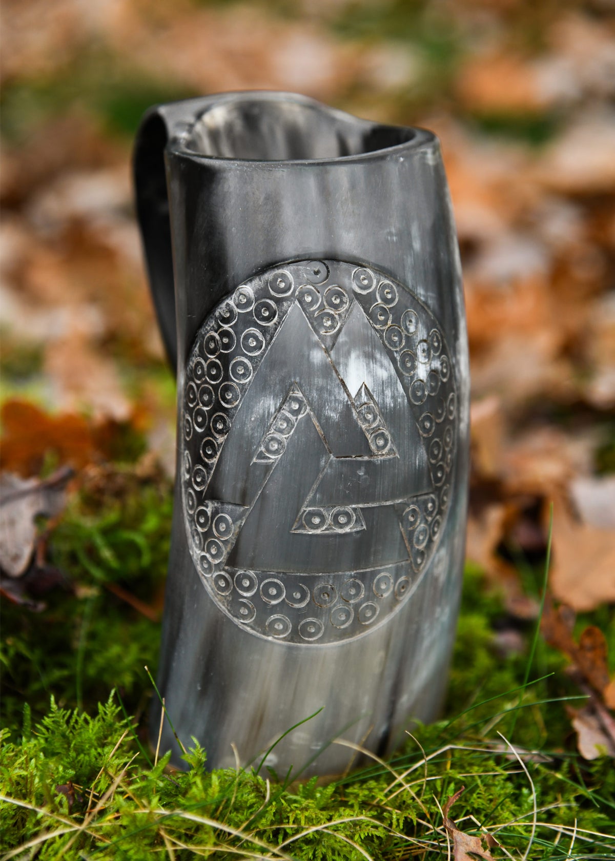 Hoornen mok met Valknut, houten bodem