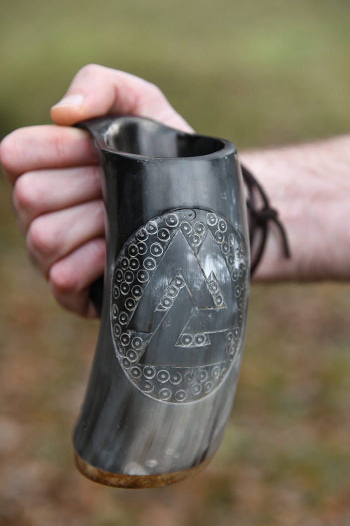 Hoornen mok met Valknut, houten bodem
