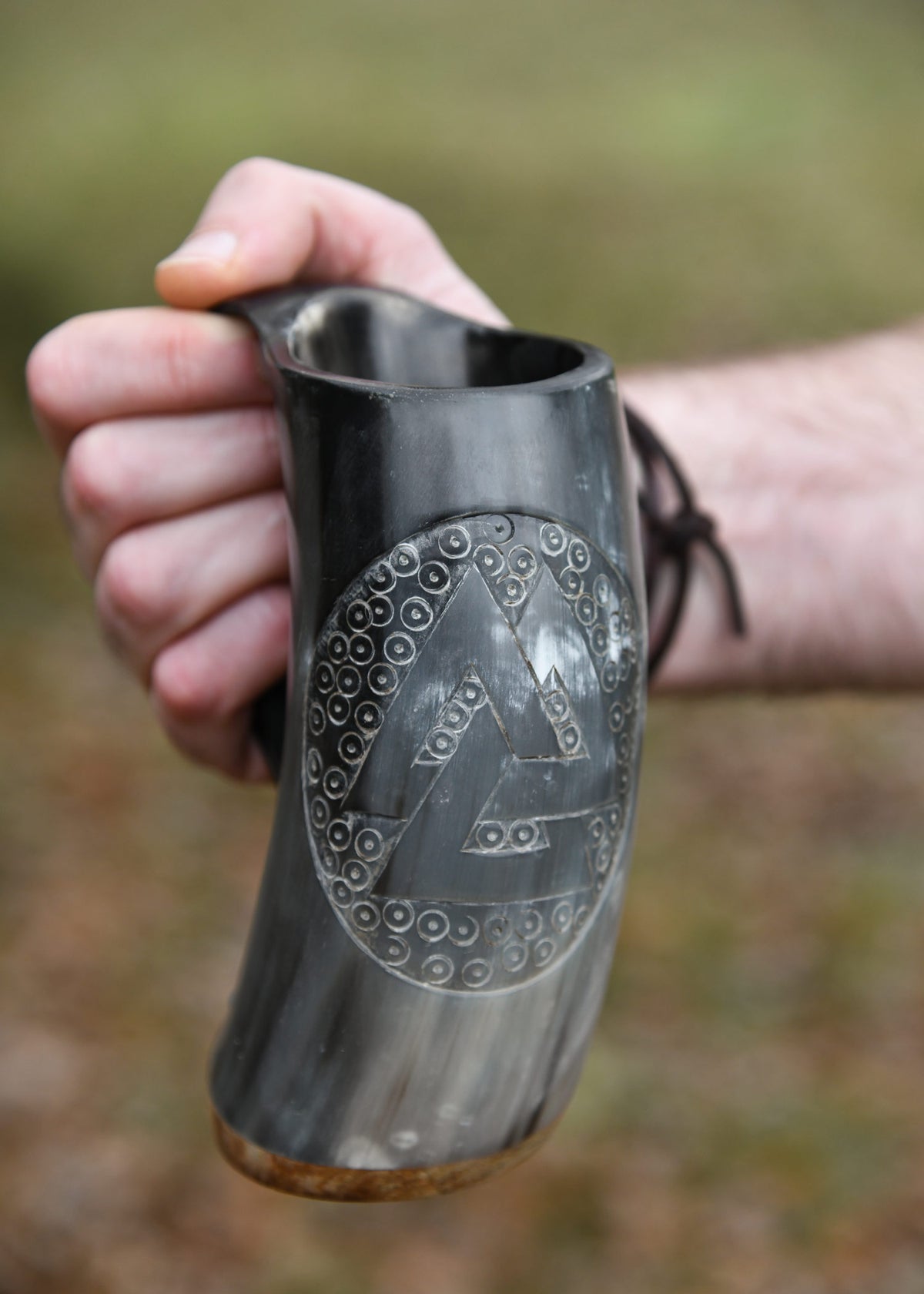 Hoornen mok met Valknut, houten bodem