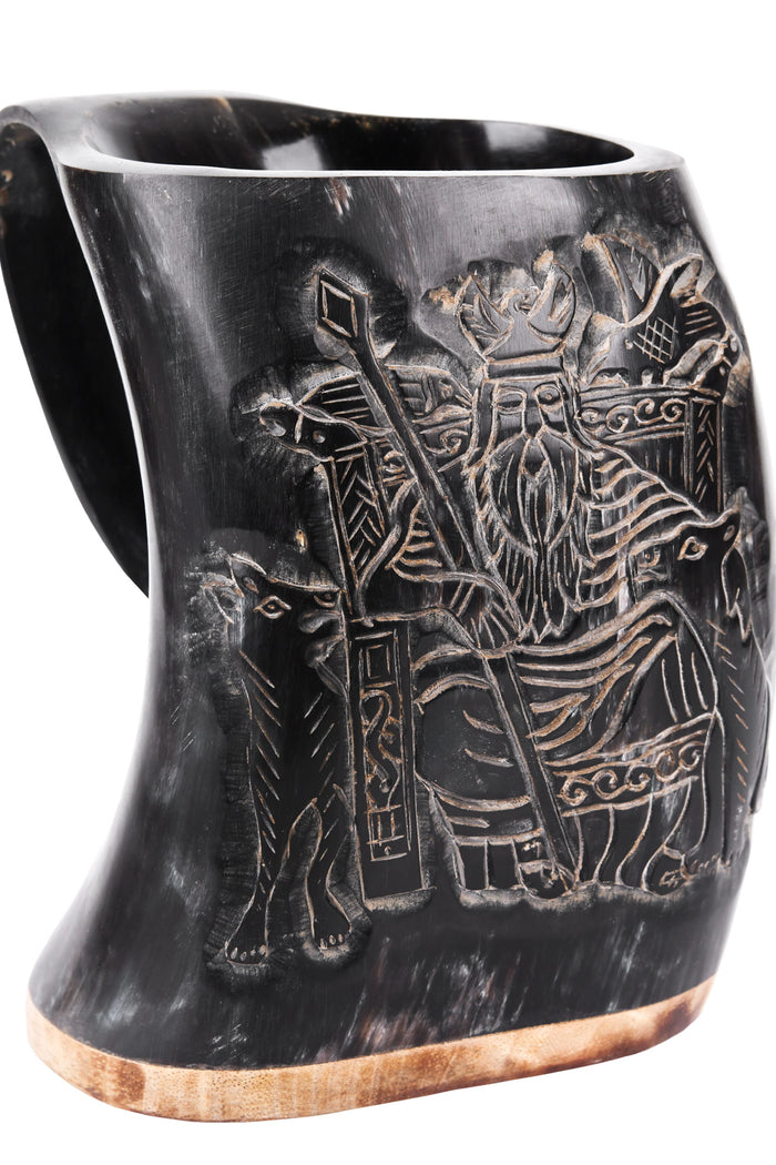 Hoornen mok met Odin-motief, houten bodem