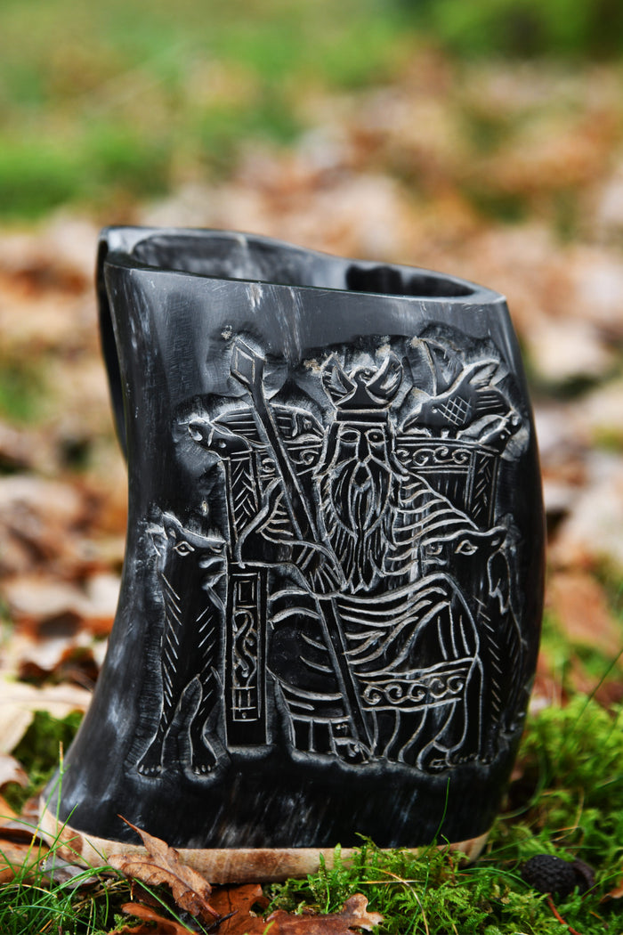 Hoornen mok met Odin-motief, houten bodem