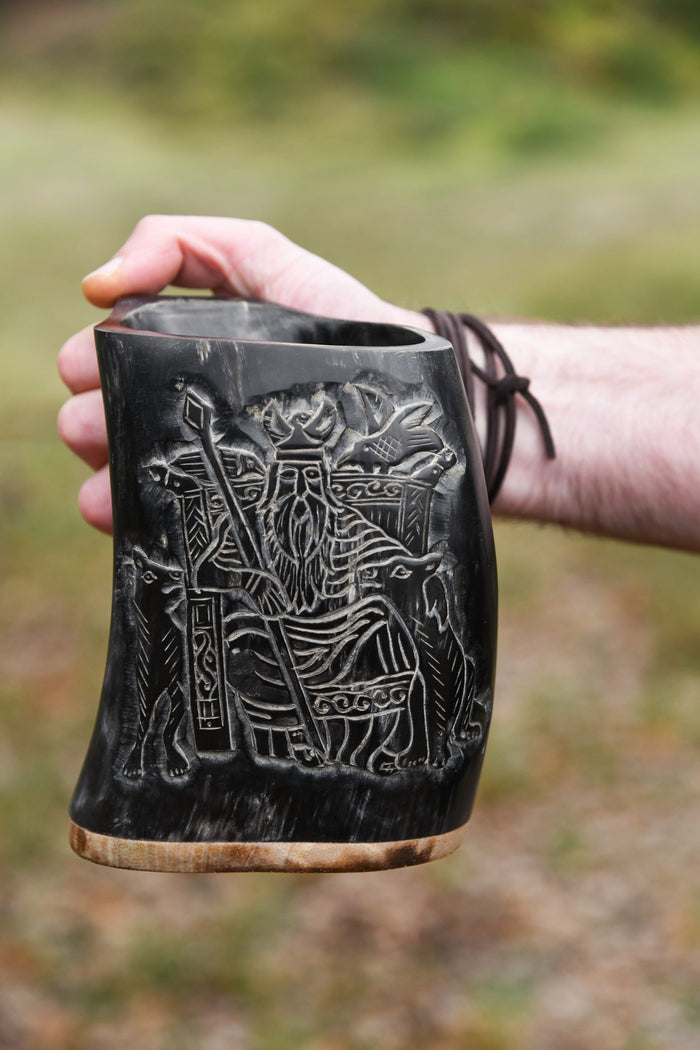 Hoornen mok met Odin-motief, houten bodem