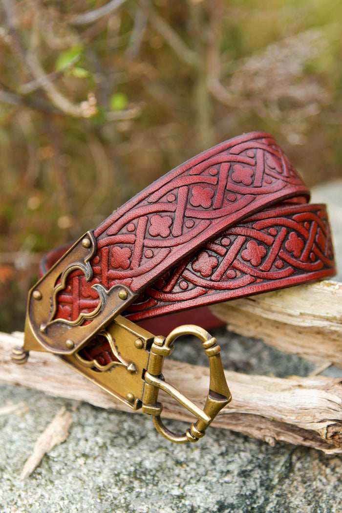 Middeleeuwse riem met vierpas motief, 13e-15e eeuw, rood