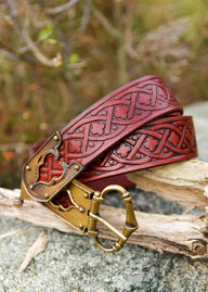 Middeleeuwse riem met vierpas motief, 13e-15e eeuw, rood