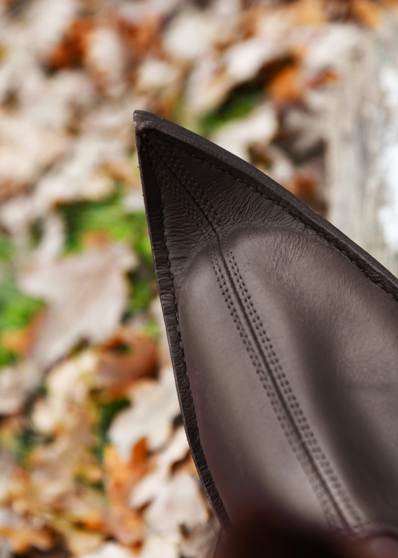 Poulaines medievales, marrón