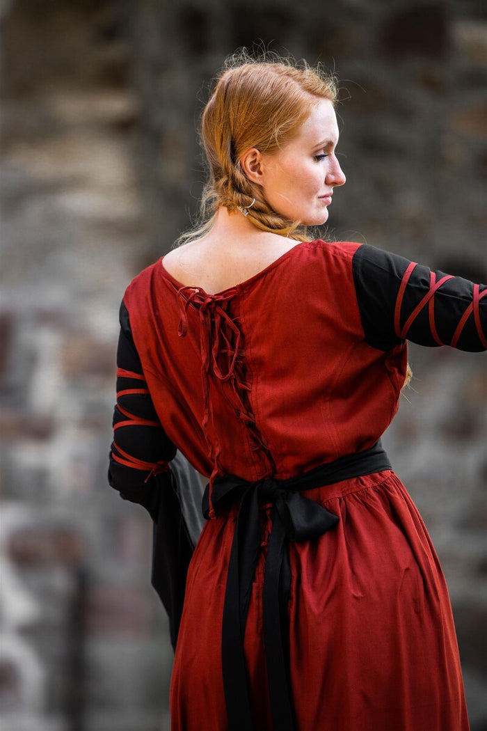 Bliaut Dorell, rood-zwart