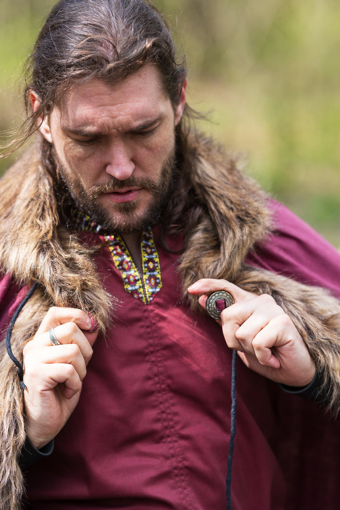 Cloak Aaron with fur trim, bordeaux red