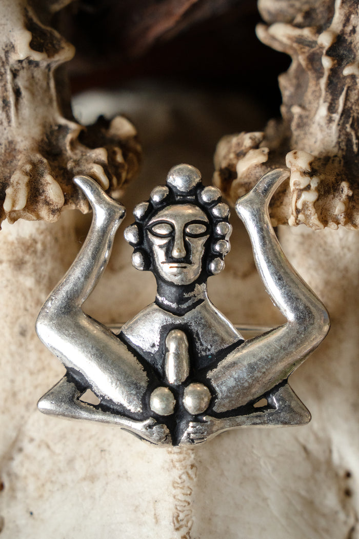 Medieval badge 'ass-showing guy', silvered bronze