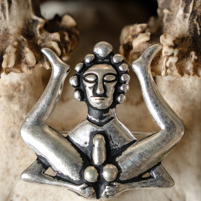 Medieval badge 'ass-showing guy', silvered bronze
