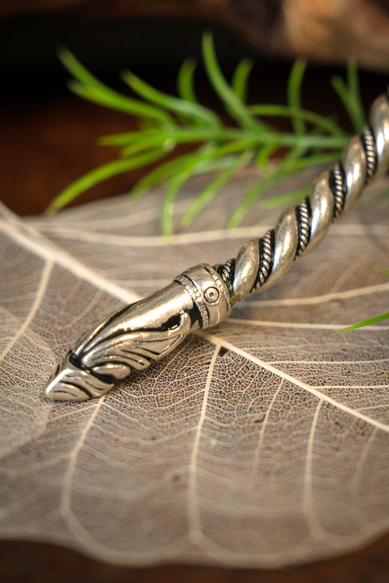 Torque vichingo con teste di corvo, bronzo argentato