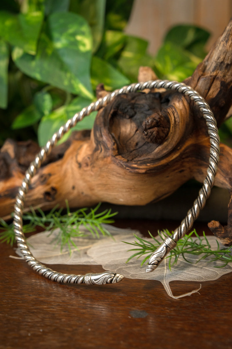 Torque vichingo con teste di corvo, bronzo argentato