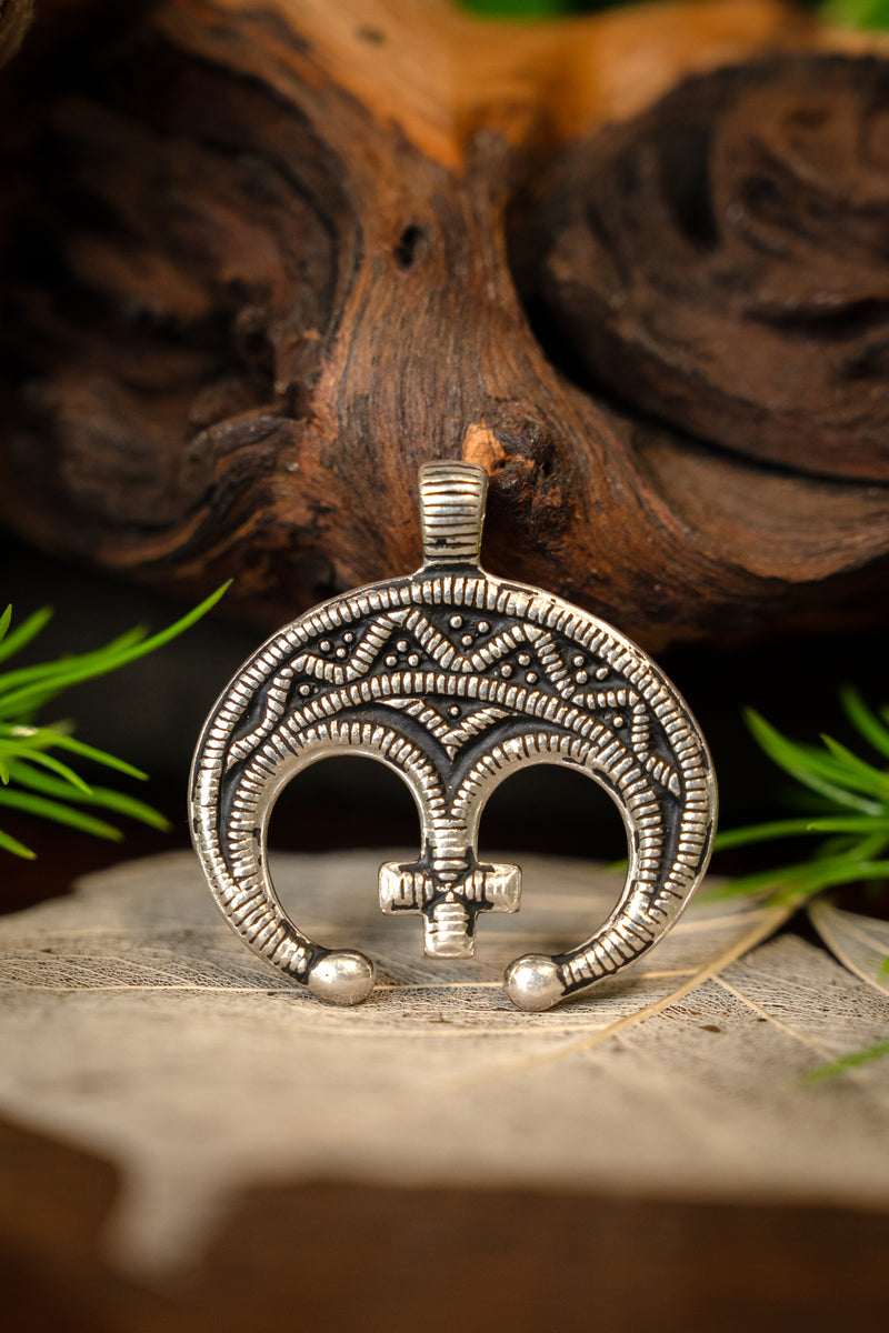 Amuleto lunula con croce, bronzo argentato