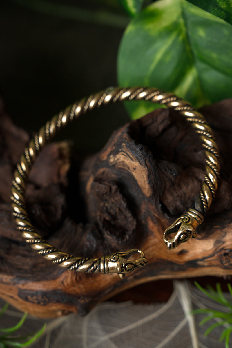 Vikingarmband met wolvenkoppen, brons
