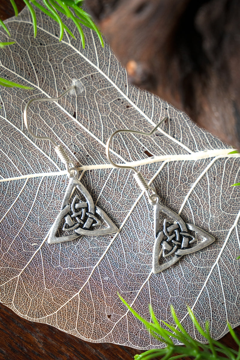 Boucles d’oreilles celtiques à triquetra, en bronze argenté