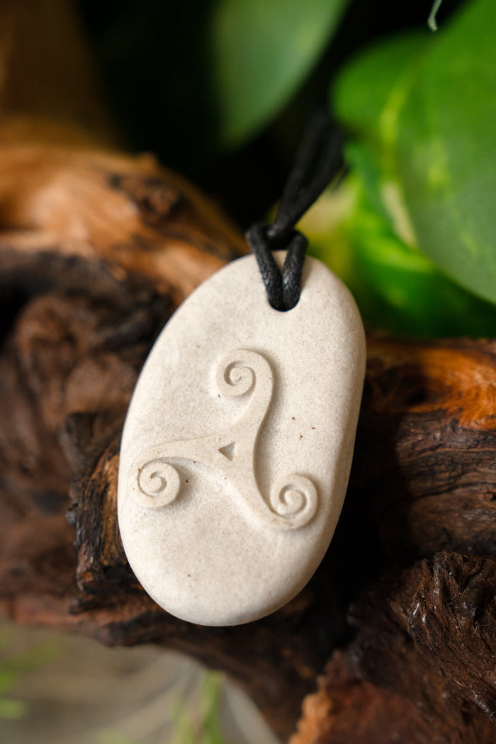 Pendant Celtic triquetra, stone