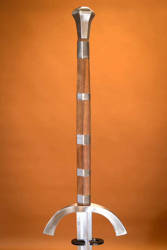 Two-handed sword Oakeshott type XVIIIe, semi-sharp