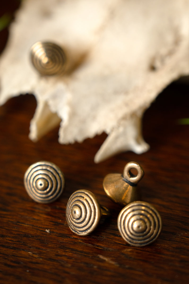 Bronzener Knopf aus dem 15. Jahrhundert mit Rand, Set mit fünf Stück