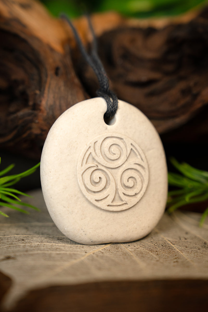 Triskelion hängare, sten