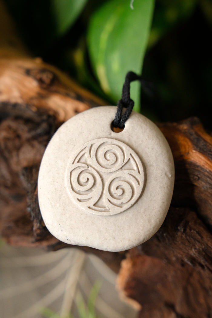Pendant triskelion, stone
