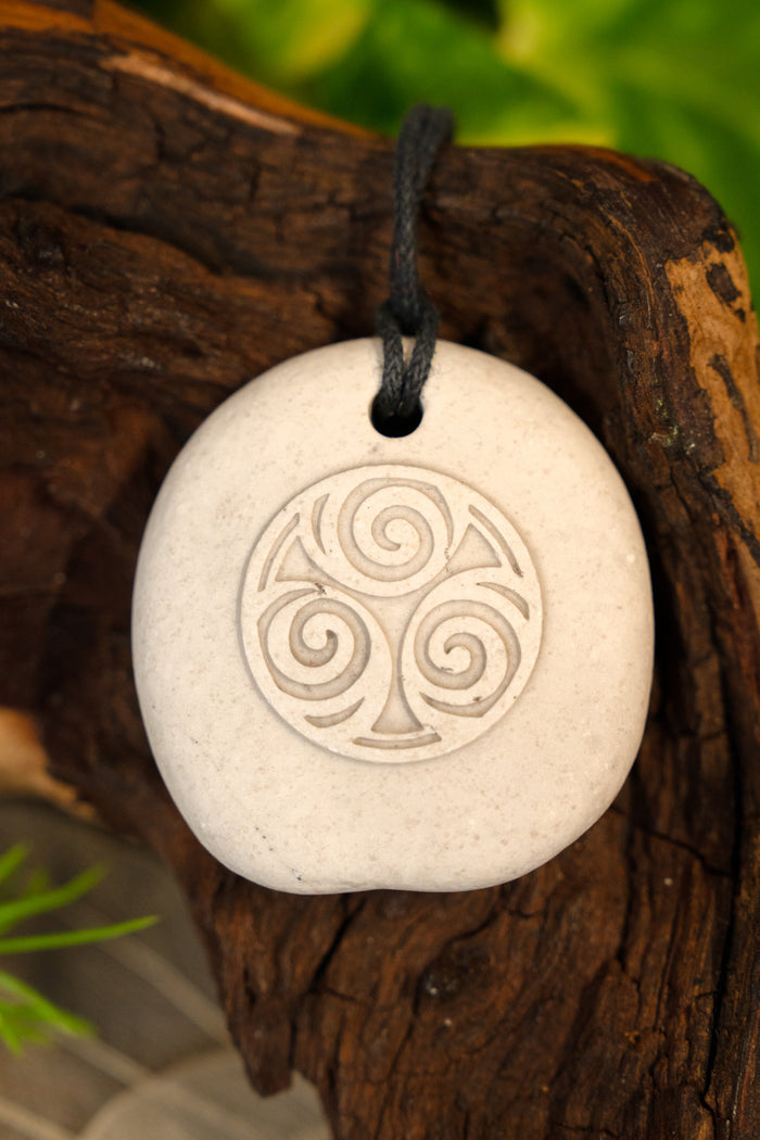 Pendant triskelion, stone