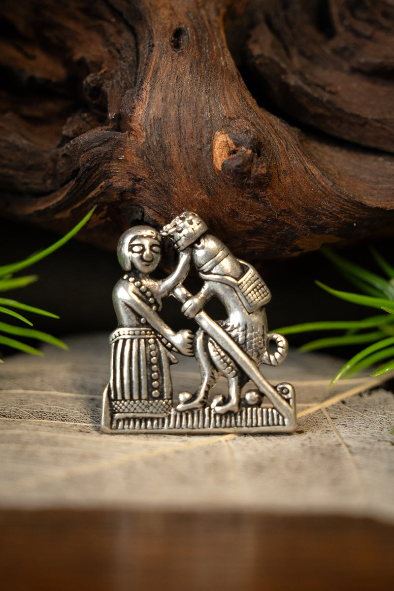 Plakietka pielgrzymia koronacja fallusa, posrebrzany brąz