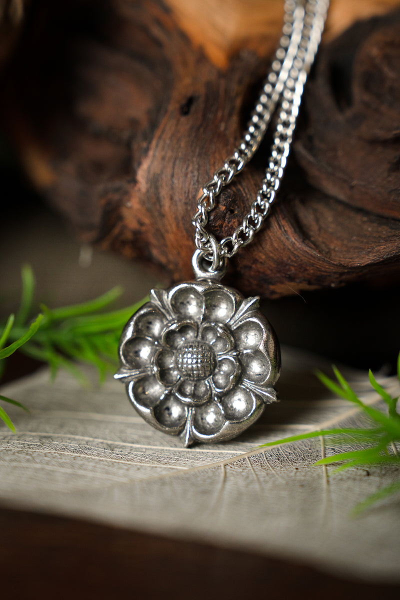 Tudor Rosenanhänger, Zinn