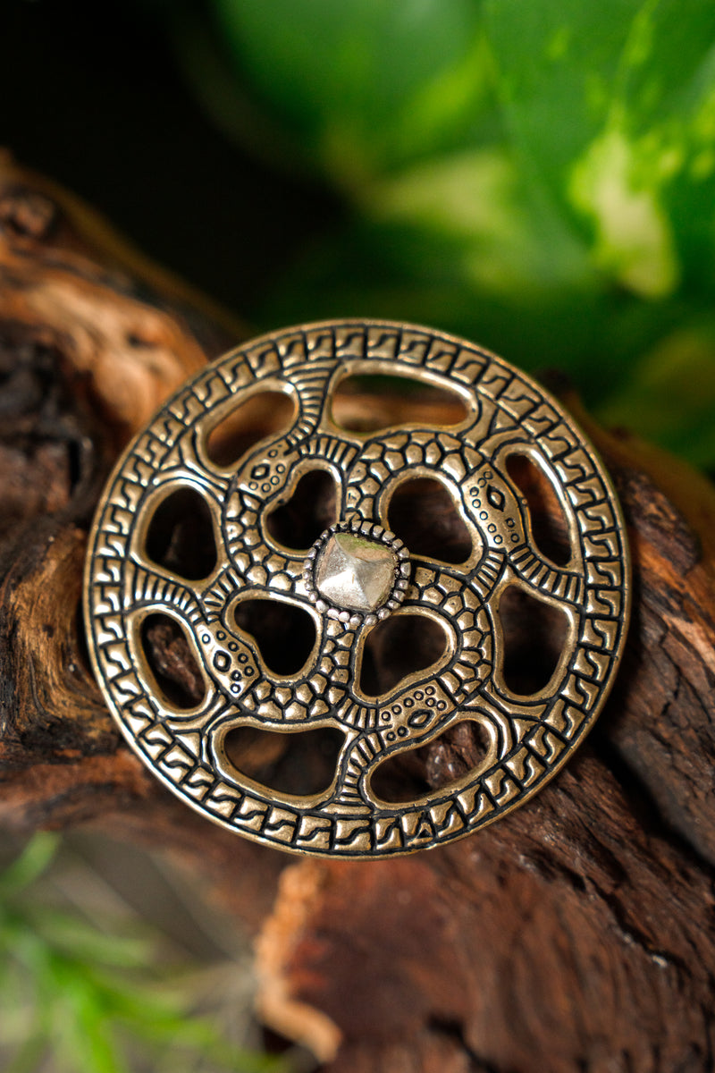 Disco ornamentale merovingio a croce solare, bronzo