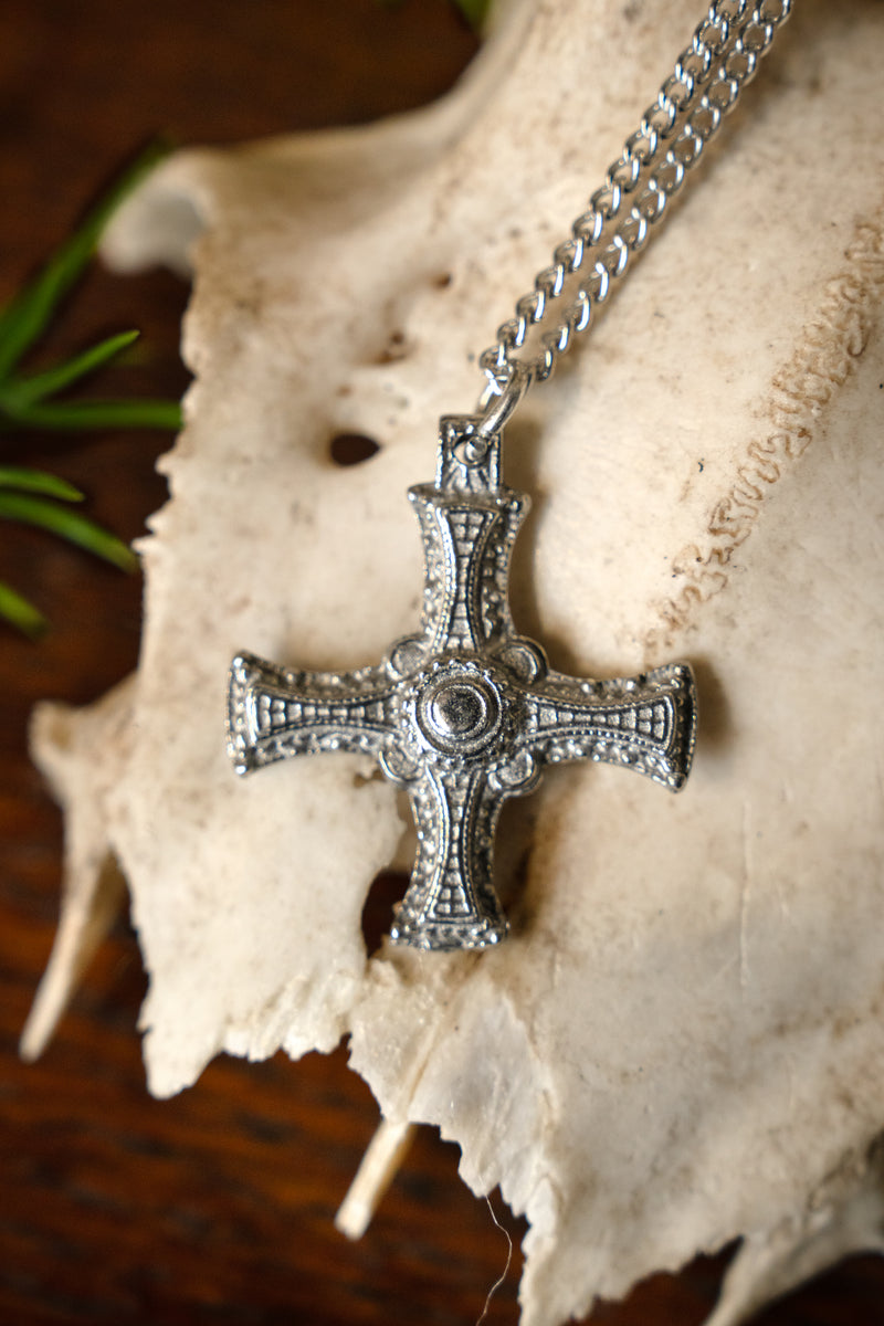 Krzyż Cuthberta z Lindisfarne, cyna