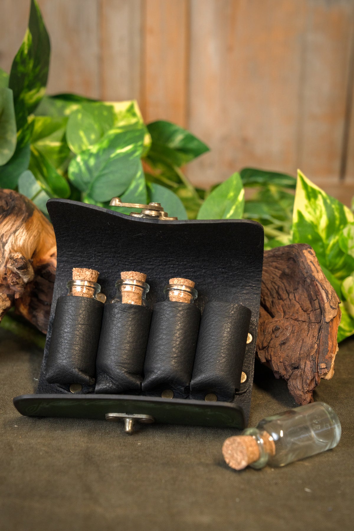 Magic potion bag with 4 bottles, green