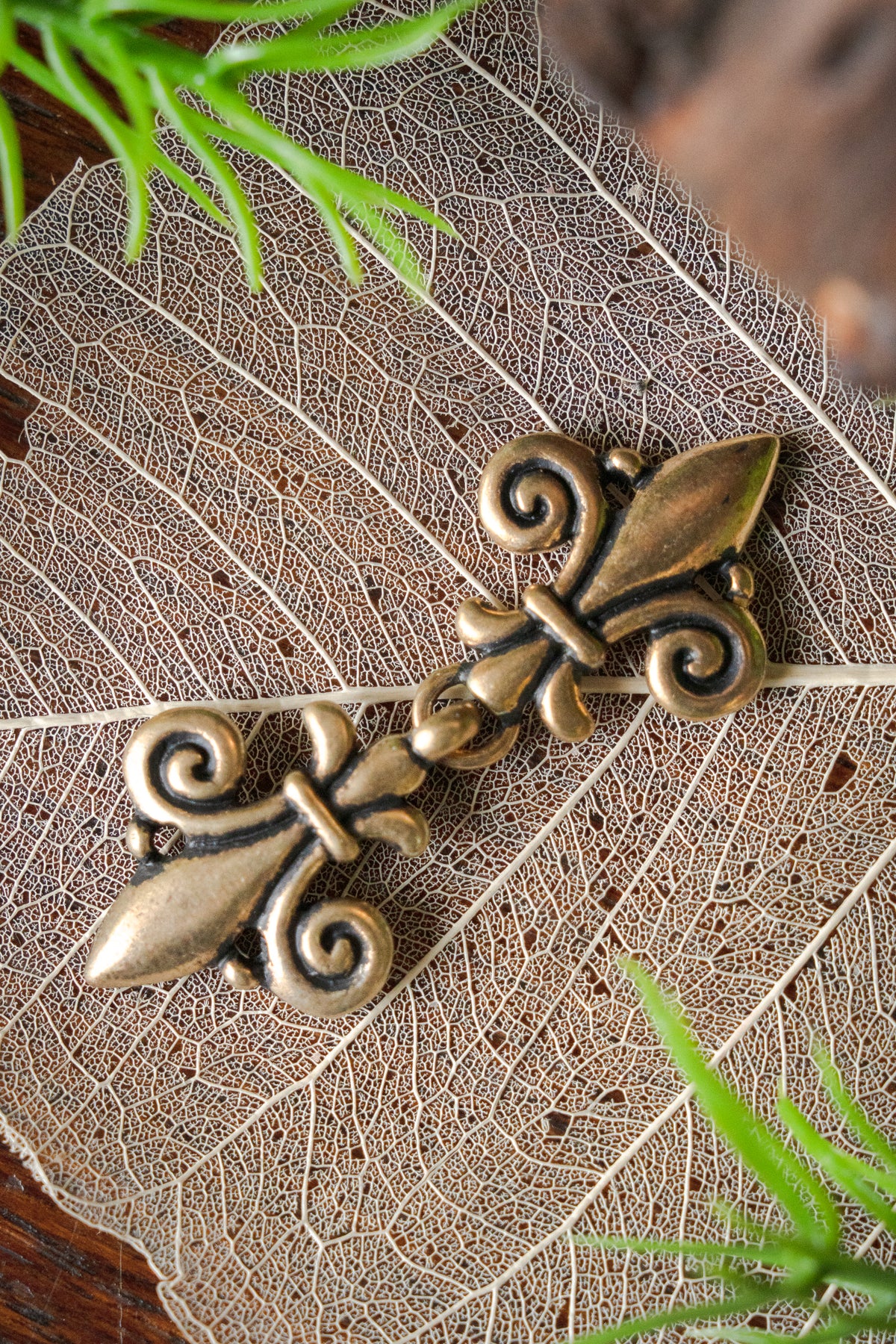Cloak clasp fleur de lys, bronze