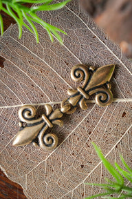 Cloak clasp fleur de lys, bronze